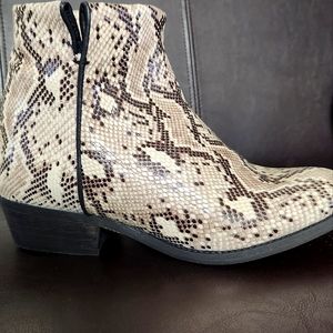 NWOT Snakeskin embossed leather booties